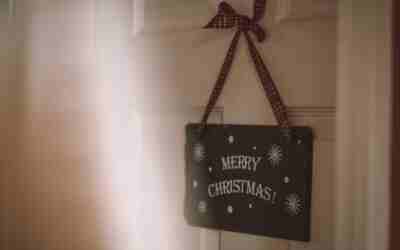 What Size Should a Holiday Door Sign Be? Size Chart
